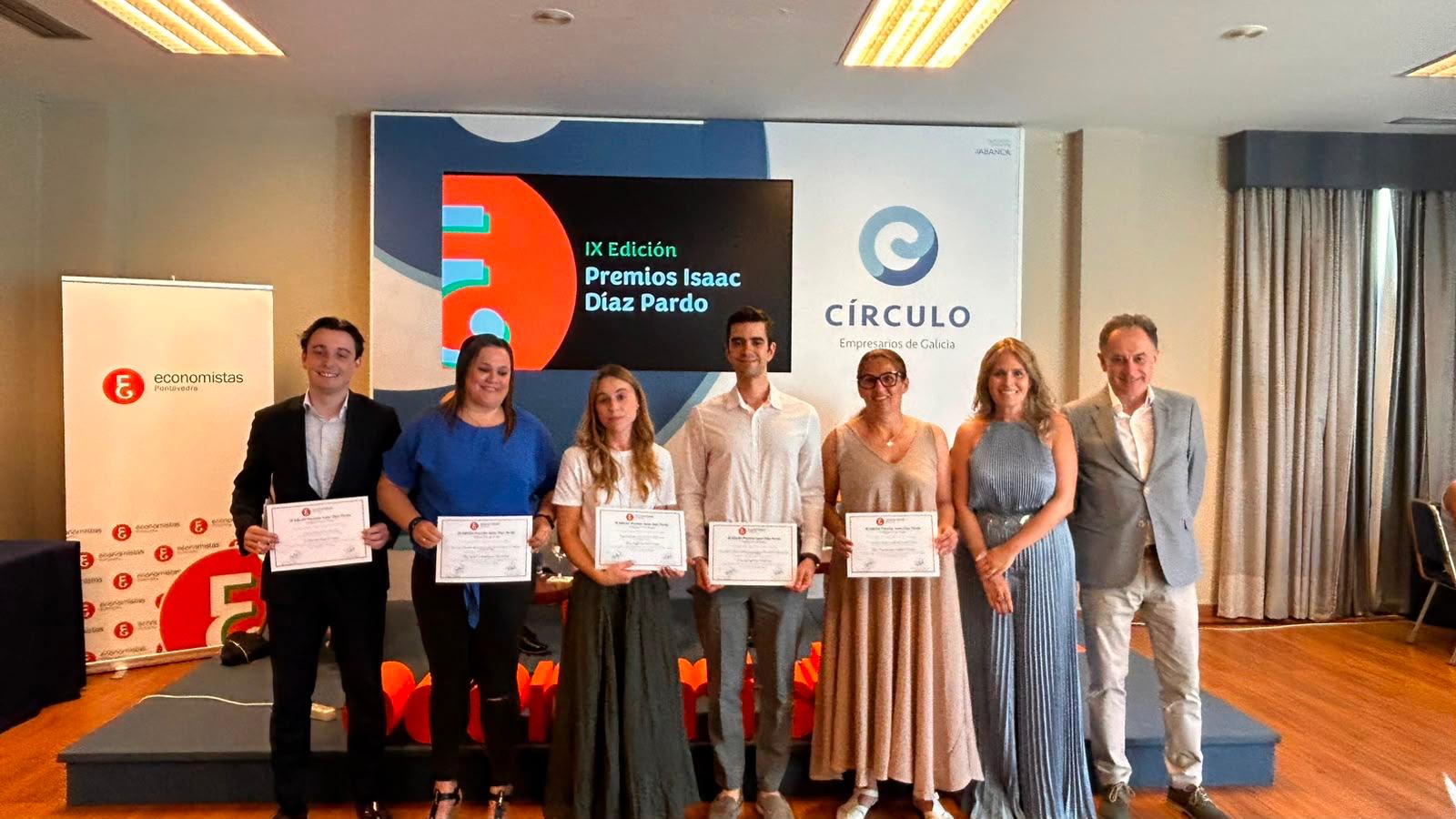 Imagen de los participantes con la decana y el vicedecano 