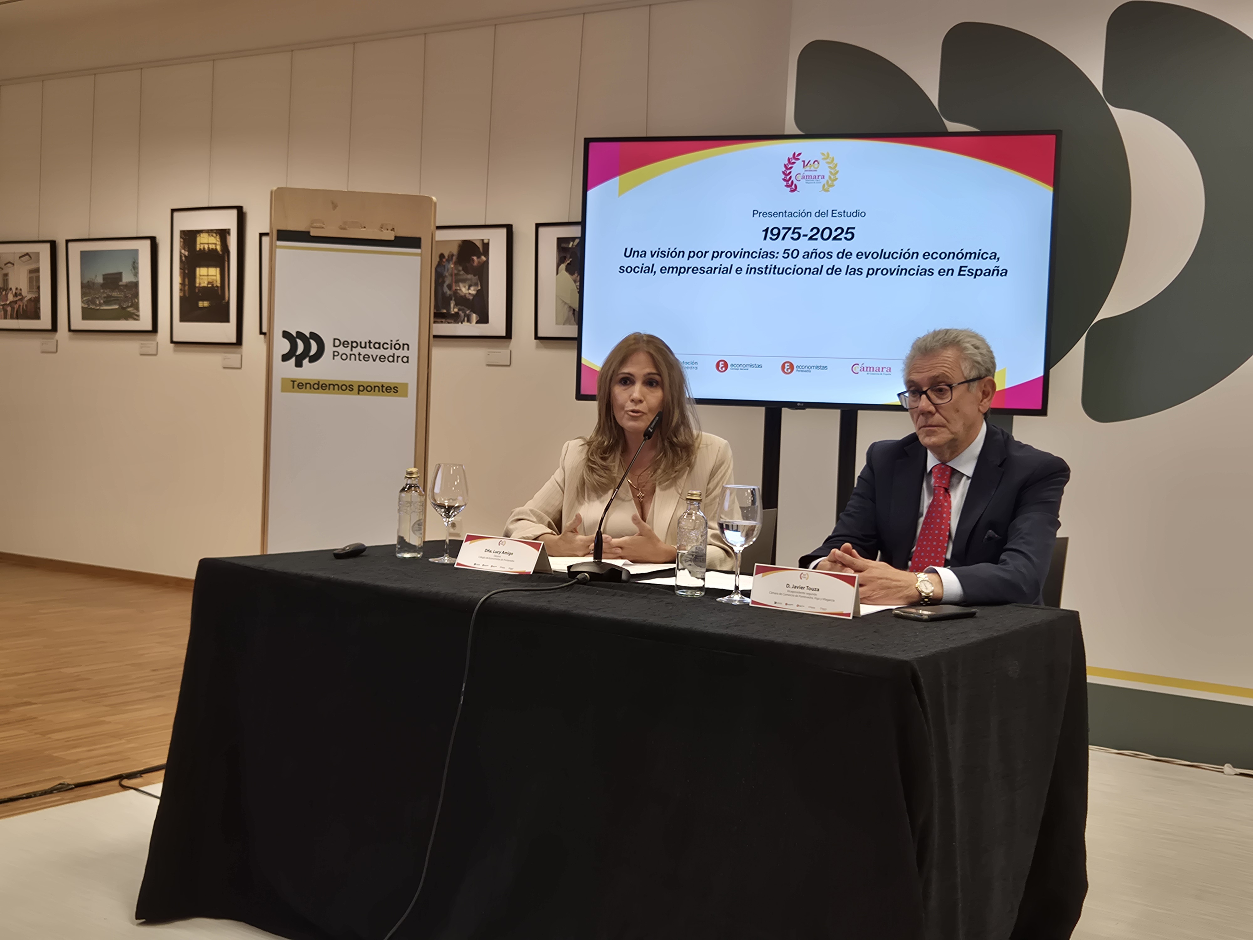 Lucy Amigo, decana del Colegio de Economistas de Pontevedra, y Javier Touza, vicepresidente segundo de la Cámara PVV 