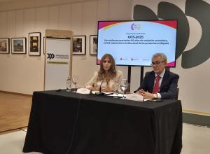 Lucy Amigo, decana del Colegio de Economistas de Pontevedra, y Javier Touza, vicepresidente segundo de la Cámara PVV