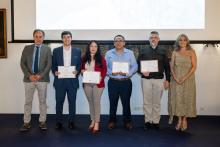 Lucy Amigo, acompañada del vicedecano Rubén López Paz, hicieron entrega en la gala de los títulos de Economistas a los nuevos colegiados: José Mario Rodríguez Amigo, Lucero Dámaso, Javier Octavio Orozco y Antonio Chayán.